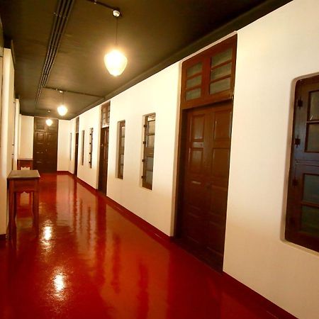 The Metro Pod - Backpackers A/C Dormitory Kochi Kültér fotó