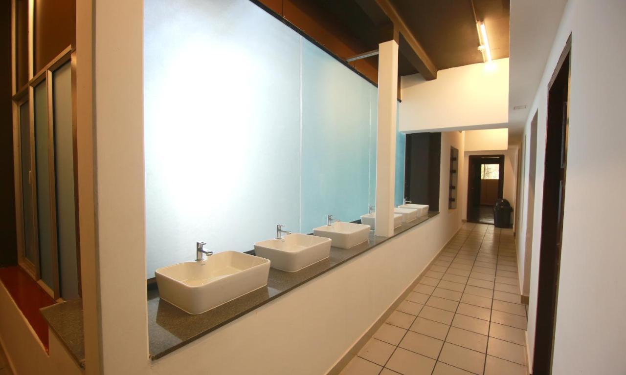 The Metro Pod - Backpackers A/C Dormitory Kochi Kültér fotó