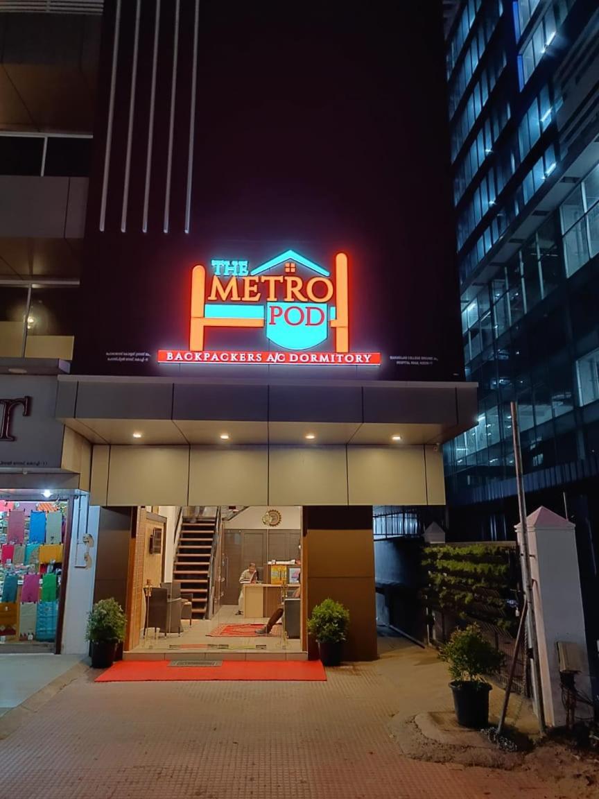 The Metro Pod - Backpackers A/C Dormitory Kochi Kültér fotó