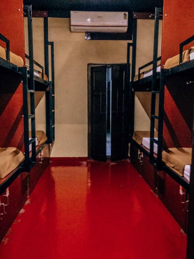 The Metro Pod - Backpackers A/C Dormitory Kochi Kültér fotó